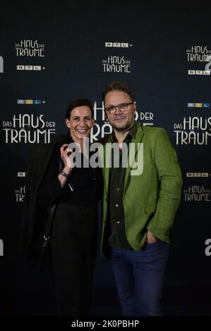 Ulrike Frank mit Ehemann Marc Schubring bei der RTL+ Premiere von `Das Haus der Träume` im Kino International.Berlin am 12.09.2022 Foto Stock