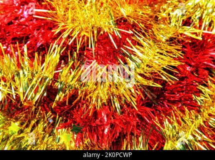 Colorato rosso e oro catena di natale decorazione Foto Stock