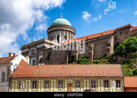 ESZTERGOM, UNGHERIA - 21 MAGGIO 2022: Vista sulla basilica di Esztergom dal centro della città Foto Stock