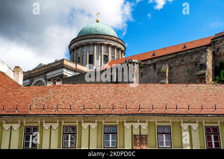 ESZTERGOM, UNGHERIA - 21 MAGGIO 2022: Vista sulla basilica di Esztergom dal centro della città Foto Stock