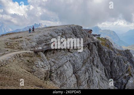 CORTINA D'AMPEZZO, ITALIA, 9 SETTEMBRE 2021 - escursionisti sul monte Lagazuoi sulle Dolomiti con il rifugio proveniente dal valico di Falzarego per la c Foto Stock