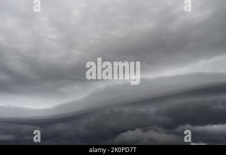 Nube di Arcus che si muove nella tempesta, formazioni di nube di Cumulonimbus sul cielo tropicale, Nimbus che si muove, sfondo astratto dal fenomeno naturale Foto Stock