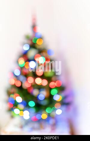 sfoca la luce colorata bokeh celebrazione e luci sfocate decorazione su albero di natale su sfondo bianco Foto Stock
