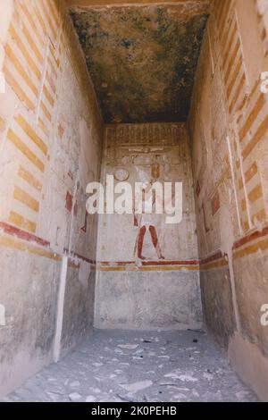 Luxor, Egitto - 13 novembre 2020: Antica pittura egiziana sulle pareti vicino alla porta del Tempio mortuario di Hatshepsut Foto Stock