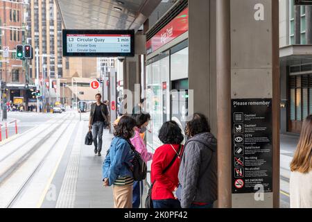 La rete di metropolitana leggera del CBD di Sydney, i pendolari aspettano sulla stazione di Bridge Street per un treno leggero, il centro di Sydney, il NSW, l'Australia Foto Stock
