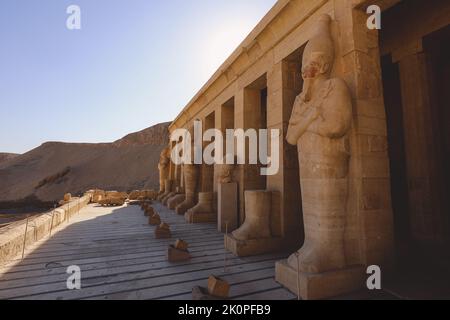 Antiche statue di Dio egiziano nel Tempio mortuario di Hatshepsut vicino a Luxor, Egitto Foto Stock