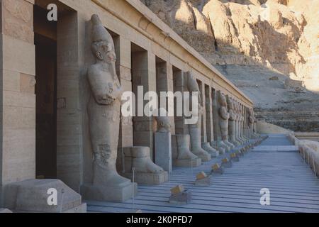 Antiche statue di Dio egiziano nel Tempio mortuario di Hatshepsut vicino a Luxor, Egitto Foto Stock