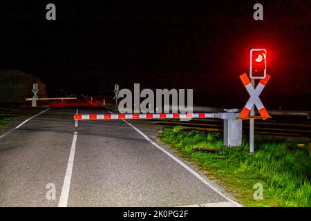 Passaggio chiuso al livello recintato di notte Foto Stock