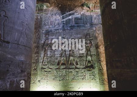 Antico disegno egiziano sulle pareti del tempio di Seti ho conosciuto anche come il grande tempio di Abydos a Kharga, Egitto Foto Stock
