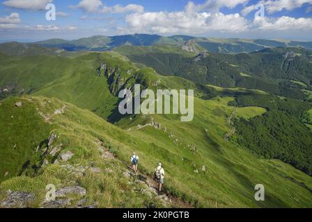 Francia. Auvergne. Cantal (15) Escursionismo sulle montagne del Cantal vicino Puy Mary Foto Stock