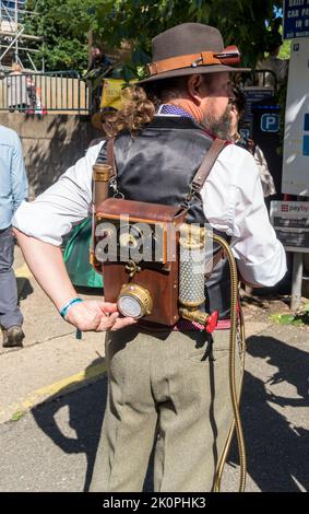 Uomo che indossa lo zaino Steampunk al Lincoln Steampunk Festival, Lincoln 2022 Foto Stock