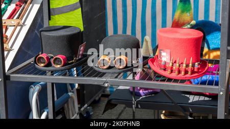 Tre cappelli in stand di vendita al Lincoln Steampunk Festival, Lincoln 2022 Foto Stock