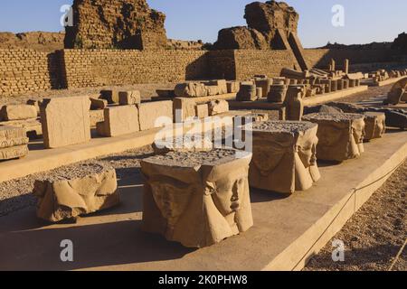 Vista all'aperto di un antico complesso egizio del Tempio di Dendera, a sud-est di Dendera, Egitto Foto Stock