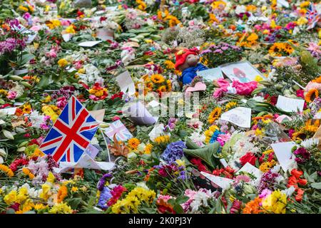 Green Park, Londra, Regno Unito. 13th settembre 2022. Migliaia di persone hanno lasciato omaggi floreali, cartoline e messaggi per sua Maestà la Regina Elisabetta II, morta il 8th settembre, all'età di 96 anni. Molti dei fiori sono stati spostati dall'esterno di Buckingham Palace e portati in un giardino dei fiori dedicato creato in Green Park. Foto Stock