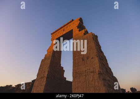 Vista all'aperto di un antico complesso egizio del Tempio di Dendera, a sud-est di Dendera, Egitto Foto Stock