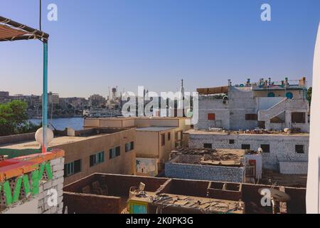 Edifici colorati ad Assuan con decorazione locale in stile Nubiano sulle pareti, Egitto Foto Stock