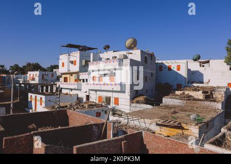 Edifici colorati ad Assuan con decorazione locale in stile Nubiano sulle pareti, Egitto Foto Stock