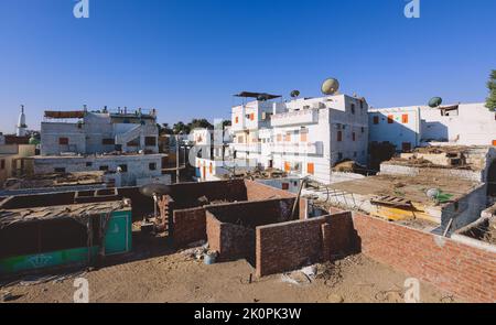 Edifici colorati ad Assuan con decorazione locale in stile Nubiano sulle pareti, Egitto Foto Stock