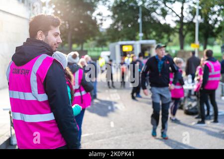 13th settembre, Edimburgo, Scozia. Edinburgh, Scotland, 13/09/2022, i pianisti della mattina presto che raccolgono i loro braccialetti vicino ai Meadows in Edinburgh Credit: David Coulson/Alamy Live News Foto Stock