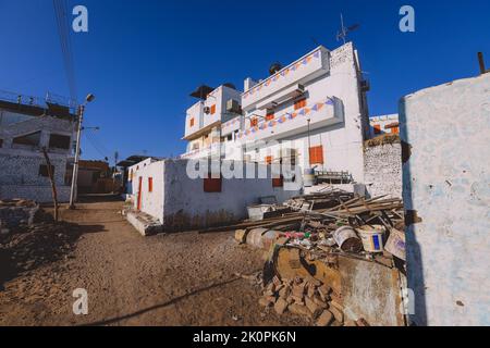 Edifici colorati ad Assuan con decorazione locale in stile Nubiano sulle pareti, Egitto Foto Stock