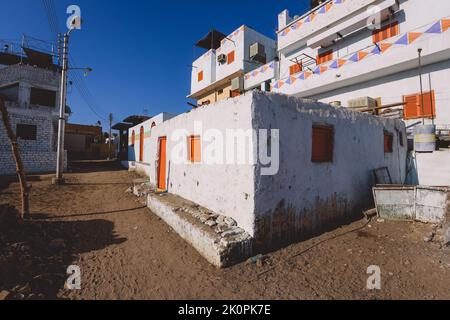 Edifici colorati ad Assuan con decorazione locale in stile Nubiano sulle pareti, Egitto Foto Stock