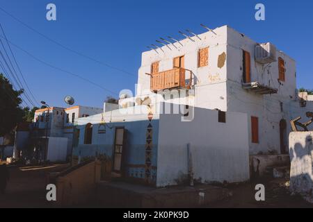 Edifici colorati ad Assuan con decorazione locale in stile Nubiano sulle pareti, Egitto Foto Stock