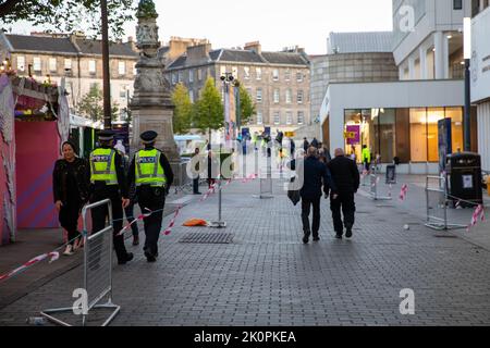 13th settembre, Edimburgo, Scozia. Edimburgo, Scozia, 13/09/2022, persone che camminano presso l'Università di Edimburgo sulla strada per la Cattedrale di St Giles credito: David Coulson/Alamy Live News Foto Stock
