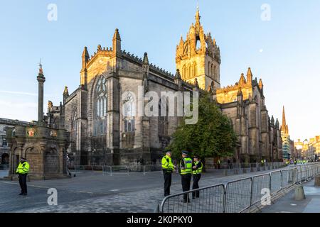 13th settembre, Edimburgo, Scozia. Edimburgo, Scozia, 13/09/2022, polizia al di fuori della cattedrale di St Giles nel sole della mattina presto, dove la Regina si trova attualmente a riposo Credit: David Coulson/Alamy Live News Foto Stock