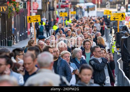 Edimburgo, Scozia, Regno Unito. 13th settembre 2022. Molti membri della coda pubblica per rendere omaggio alla regina Elisabetta II che riposa all'interno della cattedrale di St Giles a Edimburgo fino al ritorno a Londra questo pomeriggio. Iain Masterton/Alamy Live News