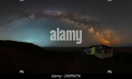 La Via Lattea che si inarcava su Lizard Point, Cornovaglia, il punto più meridionale del Regno Unito Foto Stock