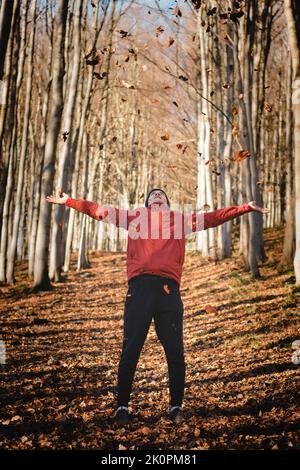 Il giovane uomo attivo ama la stagione autunnale nelle montagne ceche in mezzo all'Europa. Un novembre perfetto con foglie colorate. La gioia di Foto Stock