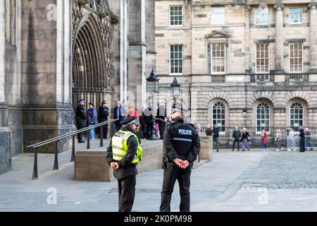13th settembre, Edimburgo, Scozia. Edimburgo, Scozia, 13/09/2022, polizia che guarda oltre la coda per rendere omaggio alla Regina Elisabetta al di fuori della Cattedrale di St Giles credito: David Coulson/Alamy Live News Foto Stock