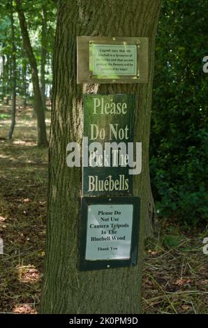 Segnali di avvertimento - non selezionare le campane o utilizzare cavalletti per fotocamera, Coton Manor Gardens, Northamptonshire, Regno Unito Foto Stock