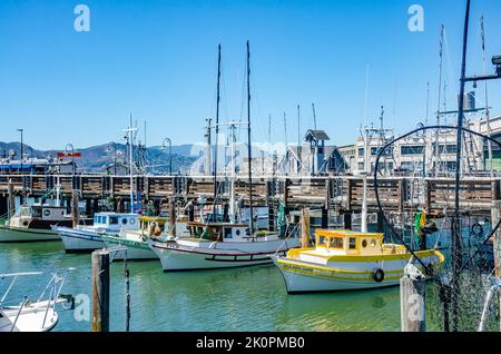 Barche da diporto ormeggiate nel porticciolo al Molo 45 lungo Jefferson Street a San Francisco, California Foto Stock