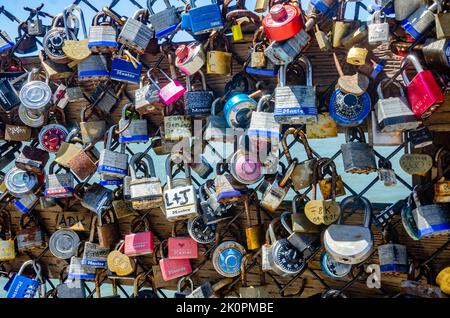 I lucchetti d'amore attaccati a una recinzione di filo sul Molo 39 a San Francisco, California. Foto Stock