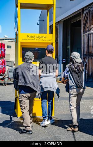 Mostre pubbliche gratuite e esperimenti all'aperto per strada presso l'Exploratorium Science and Technology Museum al Pier 15/17, San Francisco, California Foto Stock