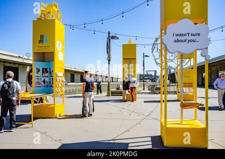 Mostre pubbliche gratuite e esperimenti all'aperto per strada presso l'Exploratorium Science and Technology Museum al Pier 15/17, San Francisco, California Foto Stock
