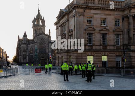 13th settembre, Edimburgo, Scozia. Edimburgo, Scozia, 13/09/2022, chiusura della polizia e della strada nei pressi della cattedrale di St Giles Credit: David Coulson/Alamy Live News Foto Stock