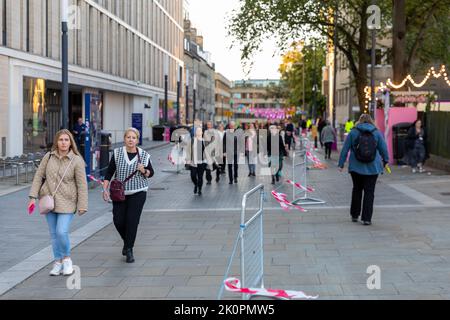 13th settembre, Edimburgo, Scozia. Edimburgo, Scozia, 13/09/2022, persone che camminano presso l'Università di Edimburgo sulla strada per la Cattedrale di St Giles credito: David Coulson/Alamy Live News Foto Stock