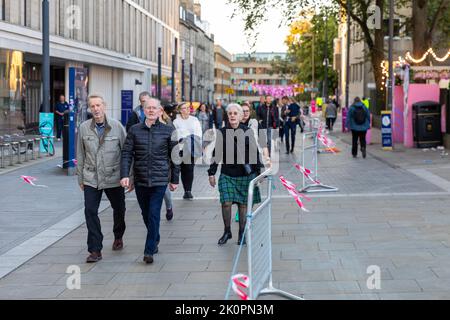 13th settembre, Edimburgo, Scozia. Edimburgo, Scozia, 13/09/2022, persone che camminano presso l'Università di Edimburgo sulla strada per la Cattedrale di St Giles credito: David Coulson/Alamy Live News Foto Stock