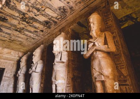 Vista interna con antiche statue egiziane di Ramesse collegate al dio Osiride nel Grande Tempio ad Abu Simbel, Egitto Foto Stock