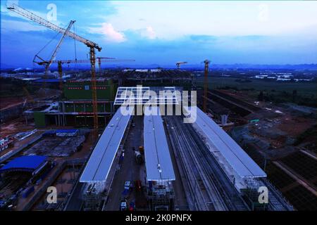 Nanning, Nanning, Cina. 13th Set, 2022. La sera del 12 settembre 2022, fotografia aerea del sito di costruzione di Nanning North Station di Guinan High-Speed Railway. Quando la notte cadde, presso il cantiere della stazione nord di Nanning della ferrovia ad alta velocità Guinan, i costruttori ''hanno acceso le luci'' per aumentare la costruzione. La stazione nord di Nanning è il più grande edificio della nuova stazione su tutta la linea ferroviaria ad alta velocità Guinan. Attualmente, oltre il 65% della costruzione di strutture in acciaio e muratura è stata completata, e la tettoia della piattaforma ha Foto Stock