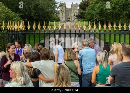 Windsor, Regno Unito. 12th Settembre 2022. I pianisti vedano dalla porta di Cambridge nel Windsor Great Park i tributi floreali dei membri del pubblico alla Regina Elisabetta II ora adagiati all'interno dei giardini del Castello di Windsor. La regina Elisabetta II, il monarca più longevo del Regno Unito, morì a Balmoral all'età di 96 anni il 8th settembre 2022 dopo un regno della durata di 70 anni. Credit: Notizie dal vivo di Mark Kerrison/Alamy Foto Stock