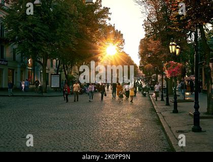 Tramonto sulla strada centrale della città di Deribasovskaya in Odessa, Ucraina. Foto Stock