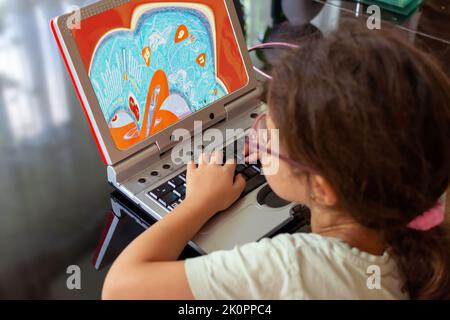 Apprendimento a distanza per i bambini. Sviluppo di computer per il bambino. Comunicazione virtuale. Foto Stock