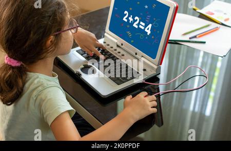 Apprendimento a distanza per i bambini. Sviluppo di computer per il bambino. Comunicazione virtuale. Foto Stock