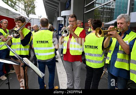 Colonia, Germania. 13th Set, 2022. I membri dell'orchestra della Westdeutscher Rundfunk ( WDR ) dimostrano davanti alla società di radiodiffusione per salari più alti. Credit: Roberto Pfeil/dpa/Alamy Live News Foto Stock