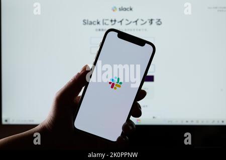 Tokyo, Giappone. 6th Set, 2022. L'app Slack viene visualizzata su uno smartphone e il suo sito Web viene visualizzato su uno schermo a Tokyo, Giappone, 6 settembre 2022. Credit: Shingo Tosha/AFLO/Alamy Live News Foto Stock