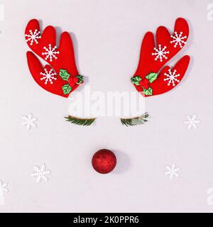 Renna creativa realizzata con ornamenti natalizi su sfondo bianco. Appartamento Lay Capodanno concetto vacanze Foto Stock