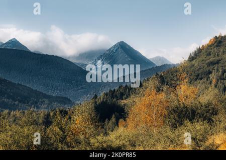 Paesaggio montuoso di campagna al tramonto. Paesaggio montagnoso di campagna. Alveari colorati in un prato nelle montagne dei Carpazi. Foto Stock